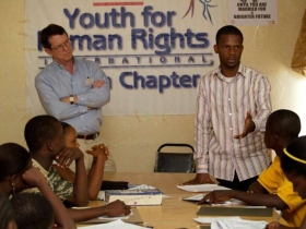 Tim Bowles og Jay Yarsiah leverer et menneskerettighets-foredrag i Liberia.