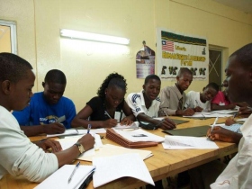 Studenter som jobber i Liberia.