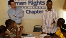 Tim Bowles og Jay Yarsiah leverer et menneskerettighets-foredrag i Liberia.
